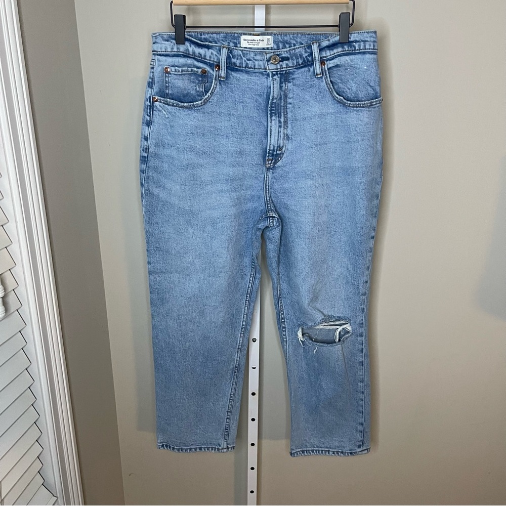 Abercrombie & Fitch Ankle Straight Jeans Ultra High Rise Size 32/14S Distressed